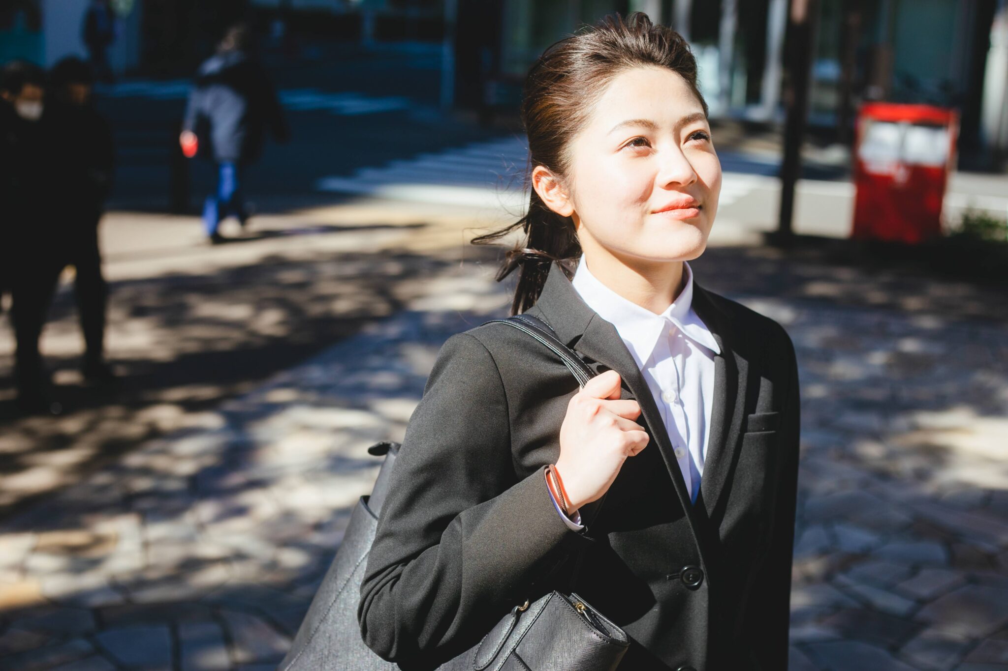 上を見上げているスーツ姿の女性