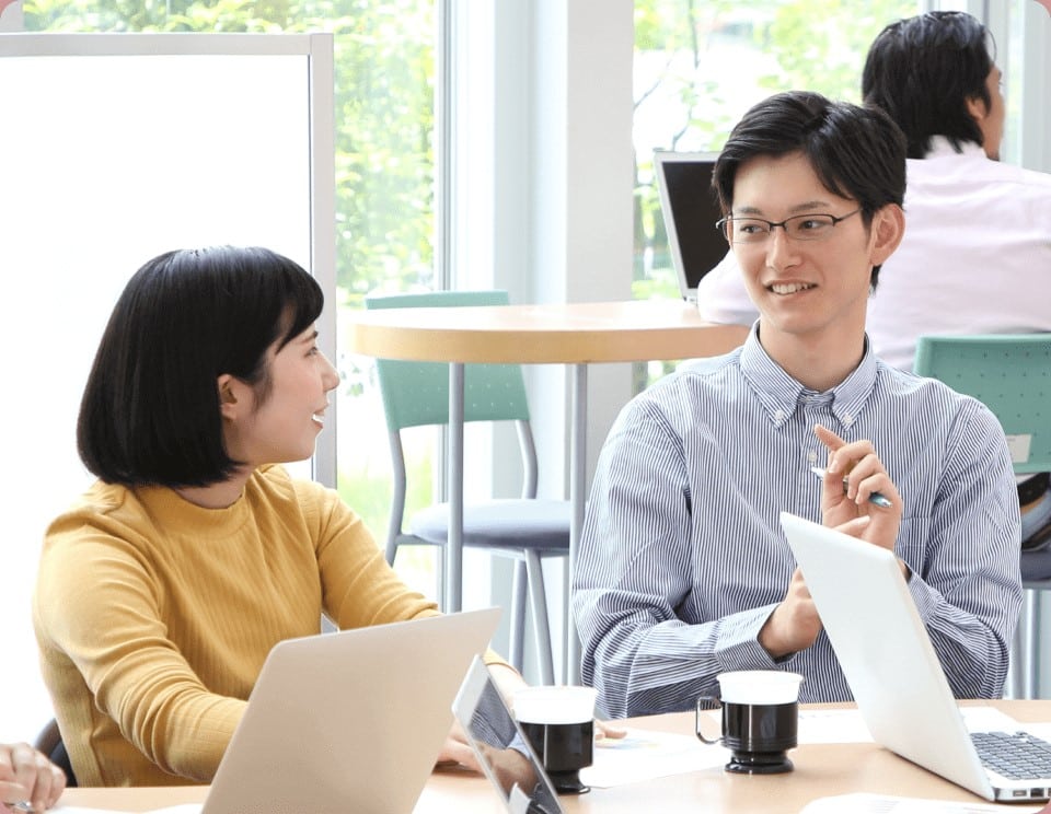 会話をする男女