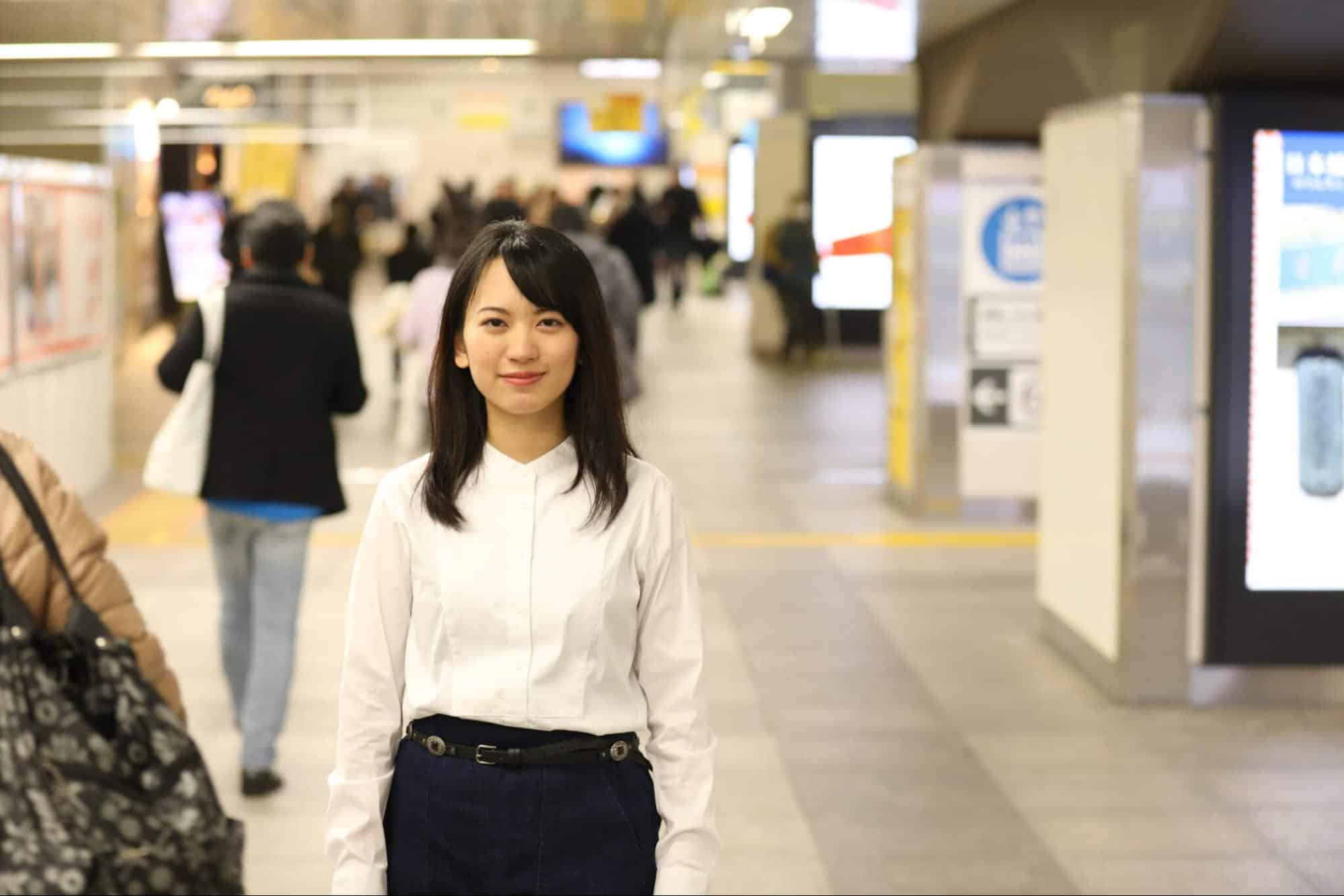 駅構内で微笑む女性