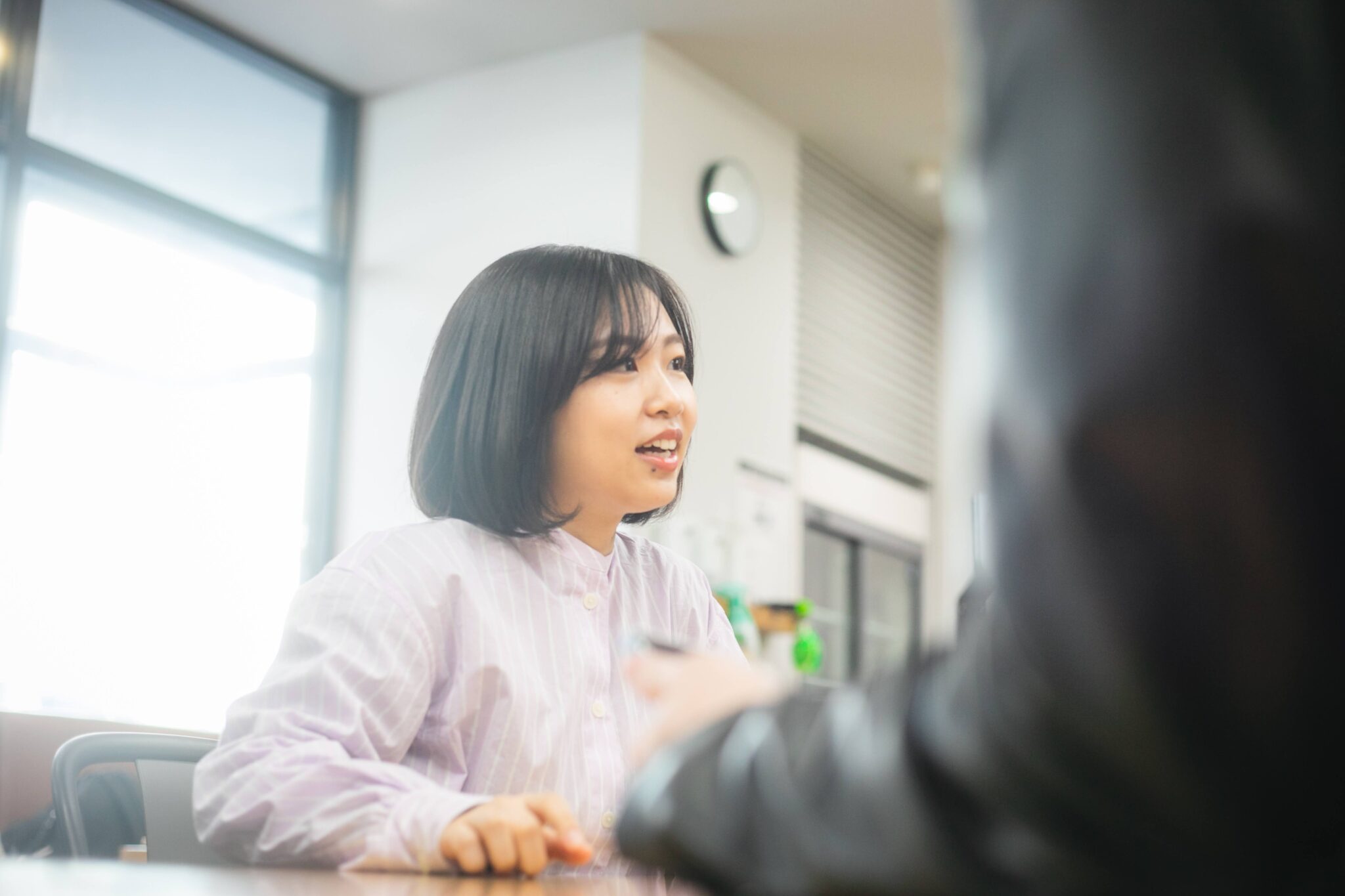 話をする就活生 女性