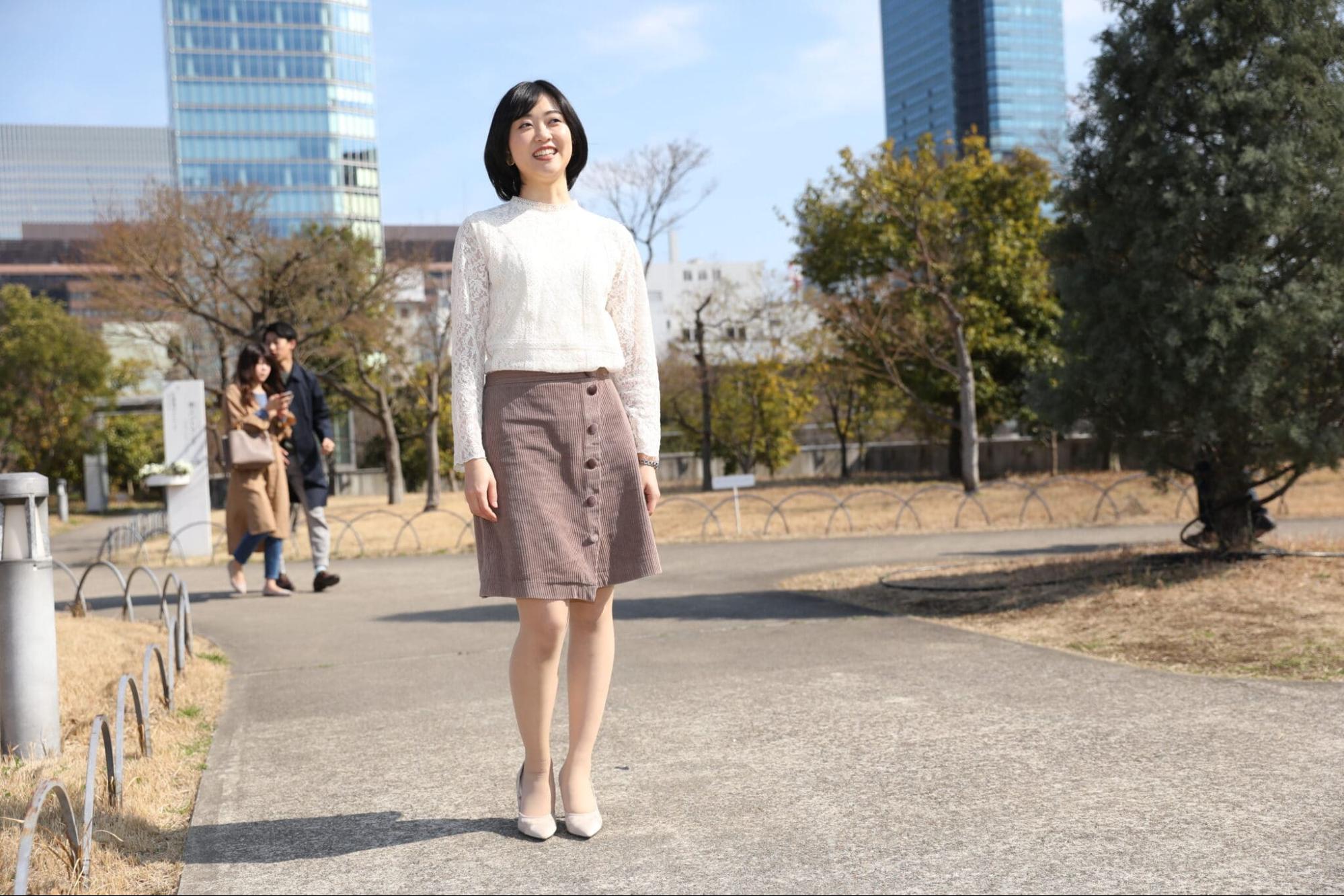 公園で笑顔で立っている女性