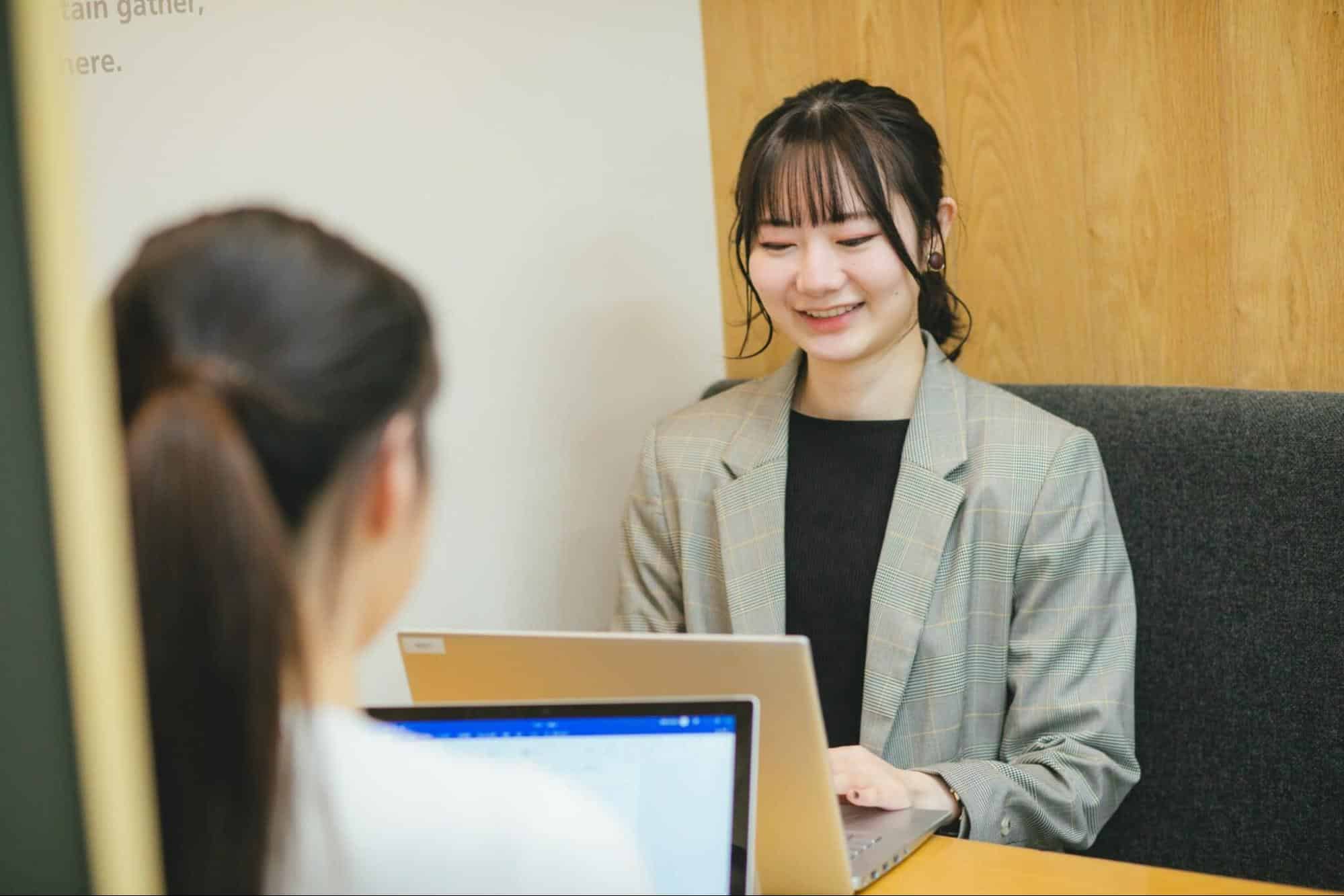 対面している2人の女性