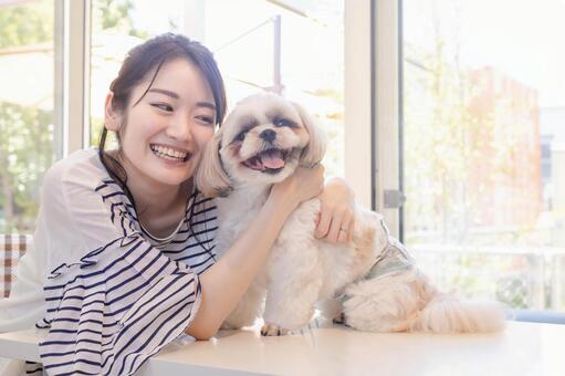 笑顔の女性と犬