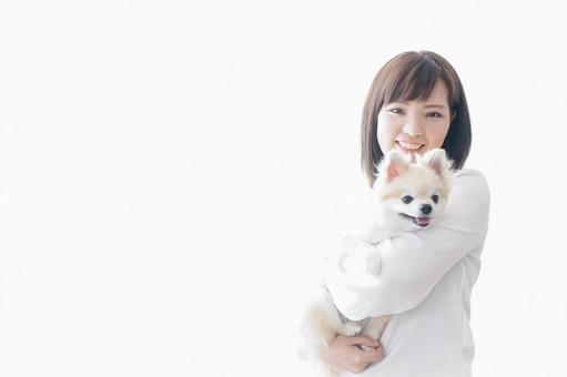 犬を抱く女性