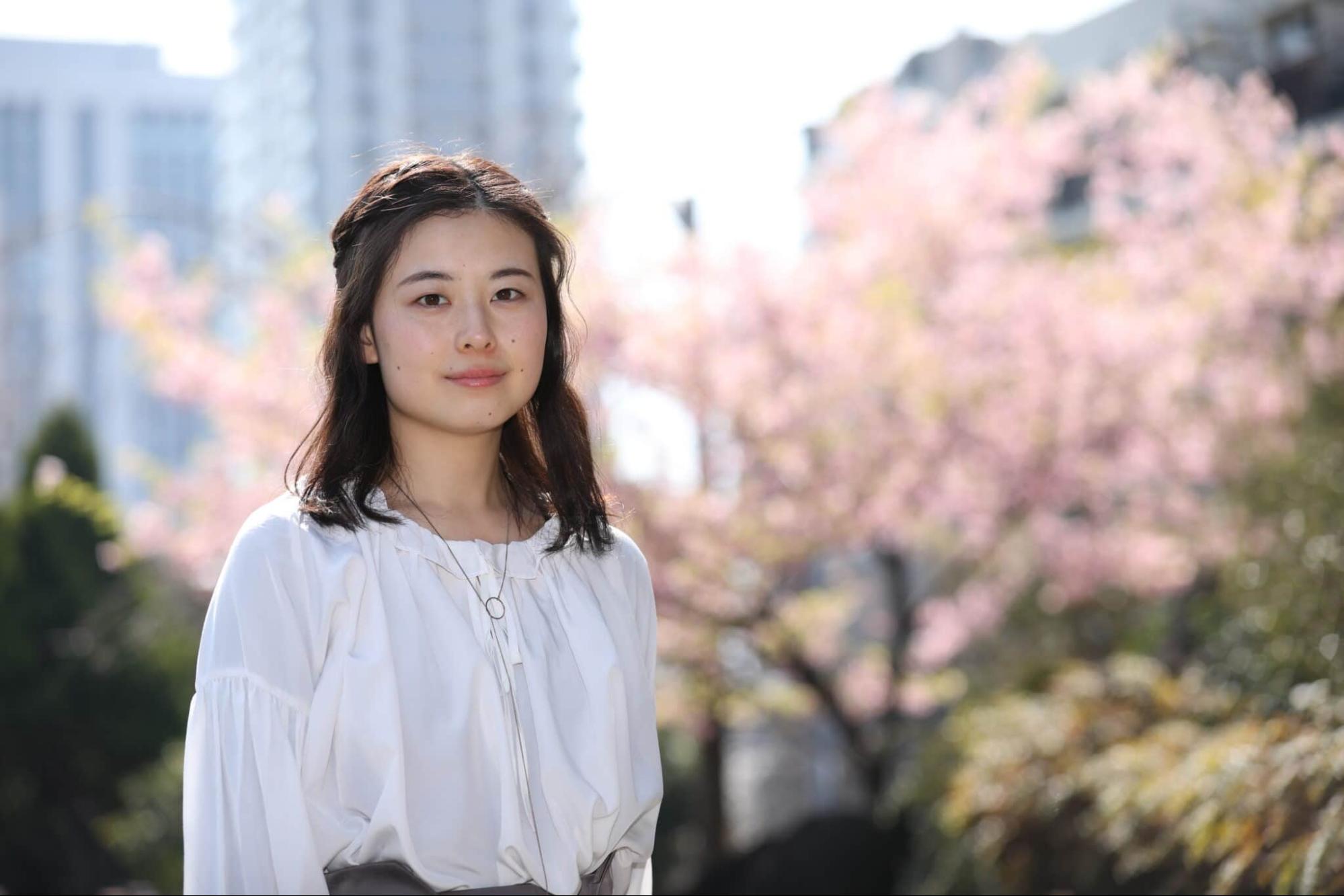 立っている女性 桜の背景