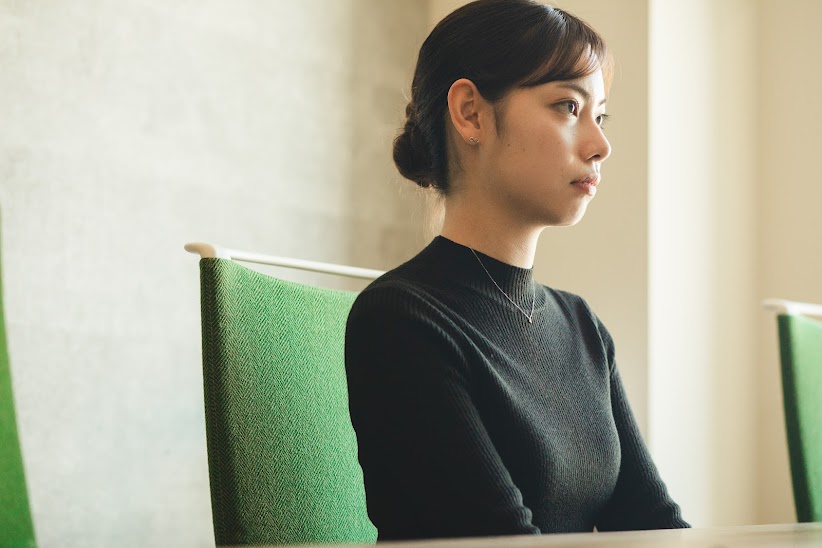 真剣な表情の就活生 女性