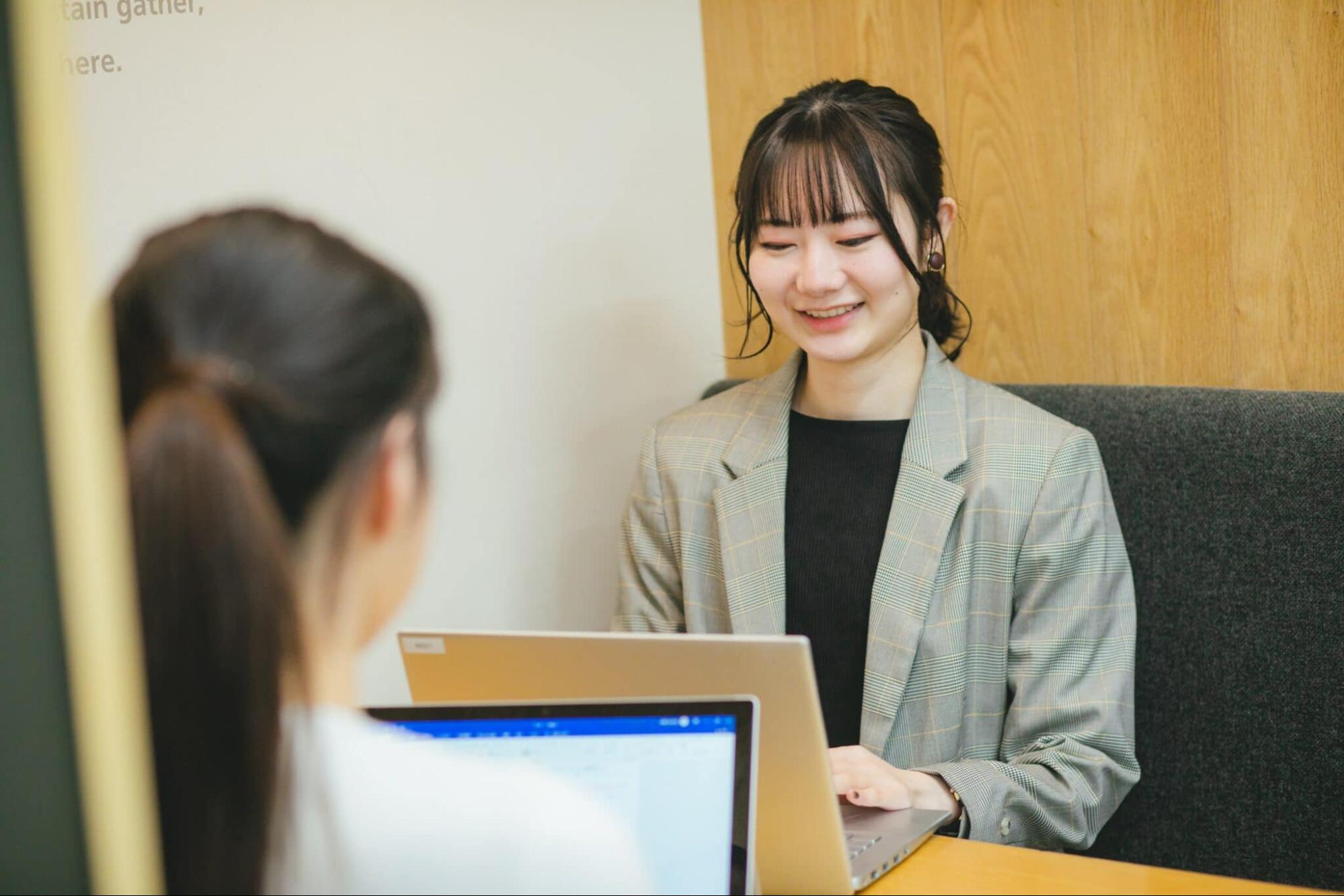 エントリーシートと履歴書の違いについて話している2人の女性