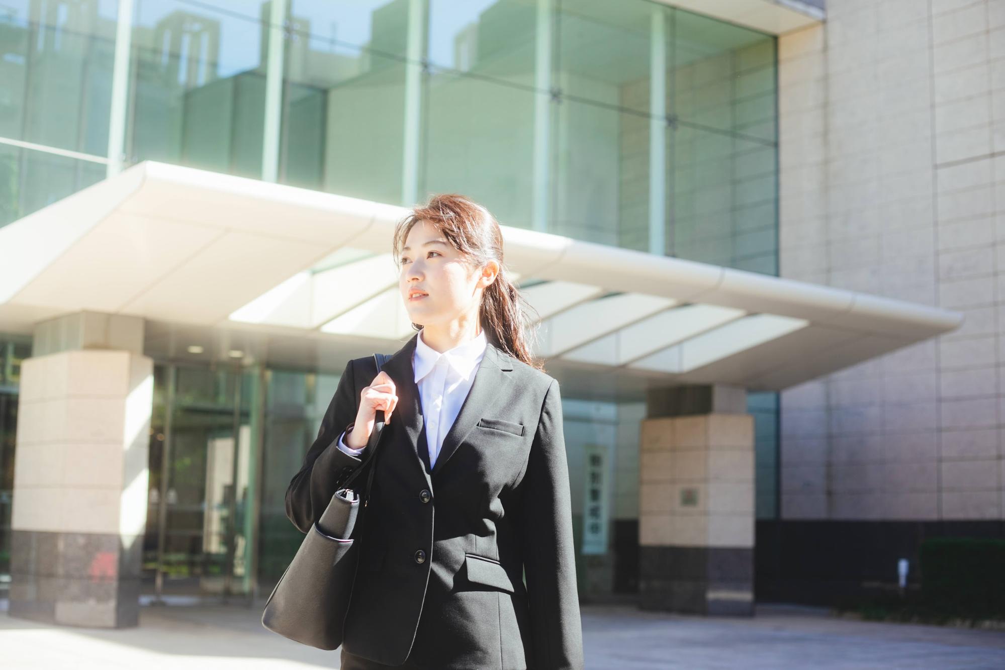 スーツ姿の就活生 女性