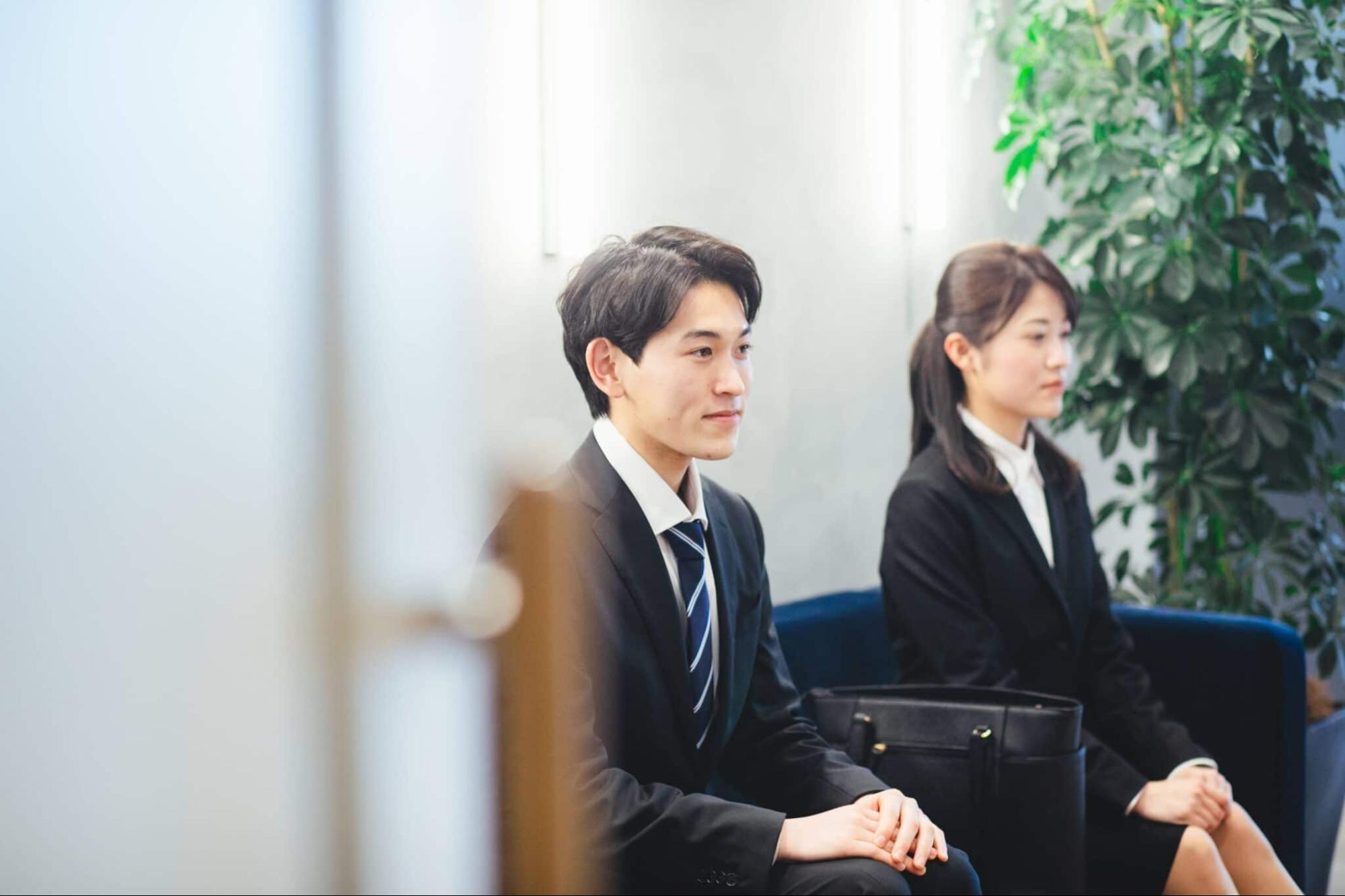 椅子に座る2人の就活生