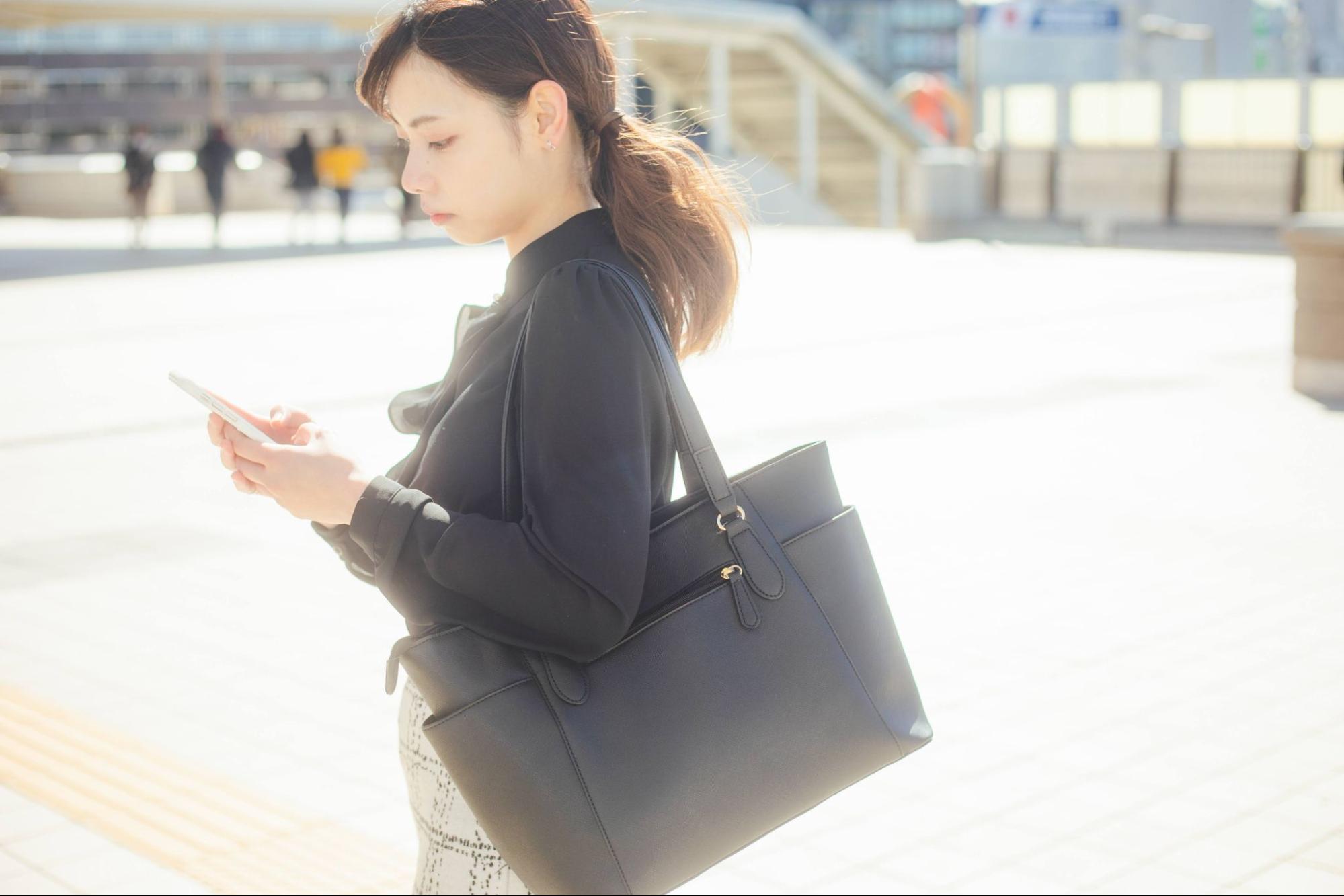 スマホを見る就活生 女性