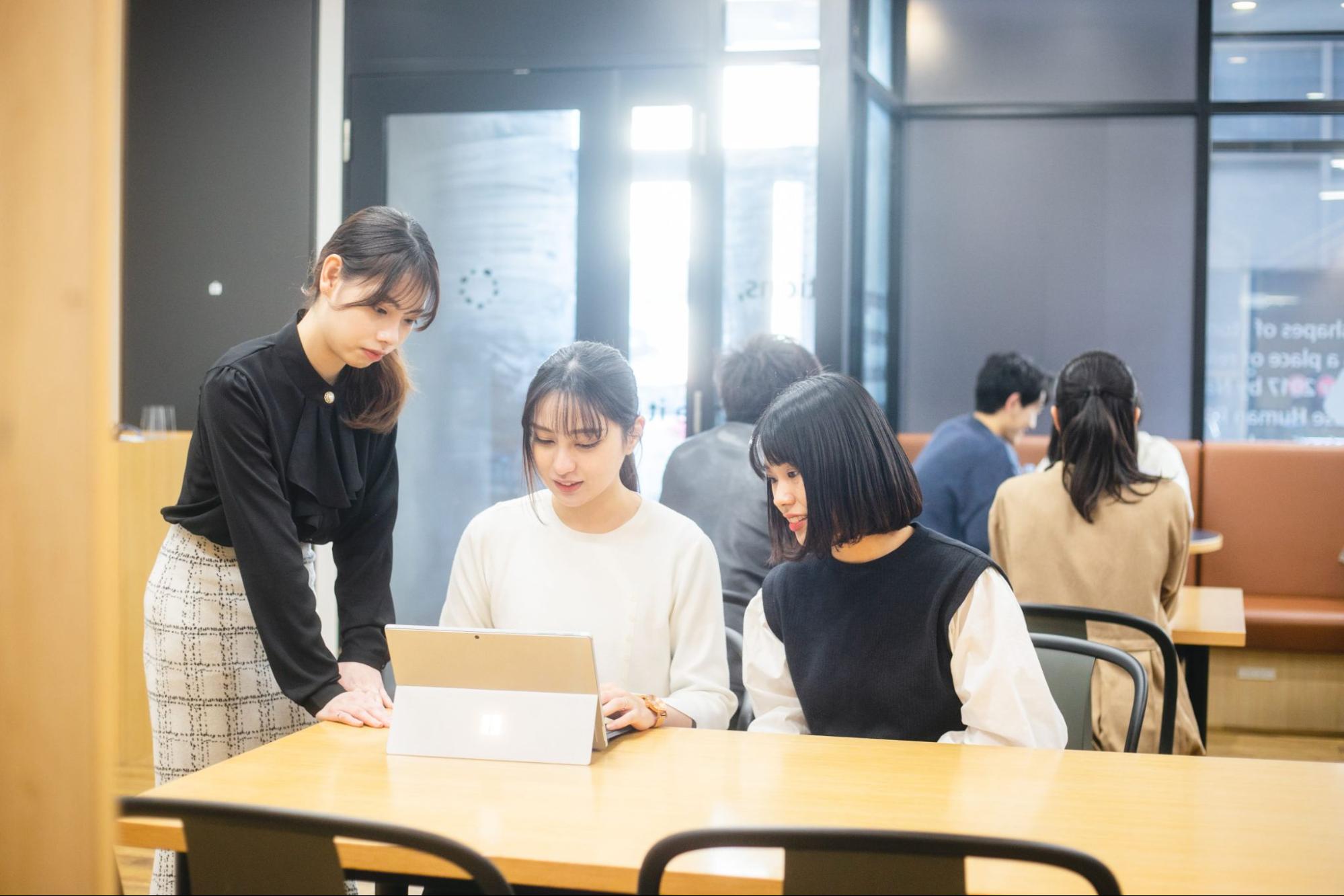 PCを見る3人の女性