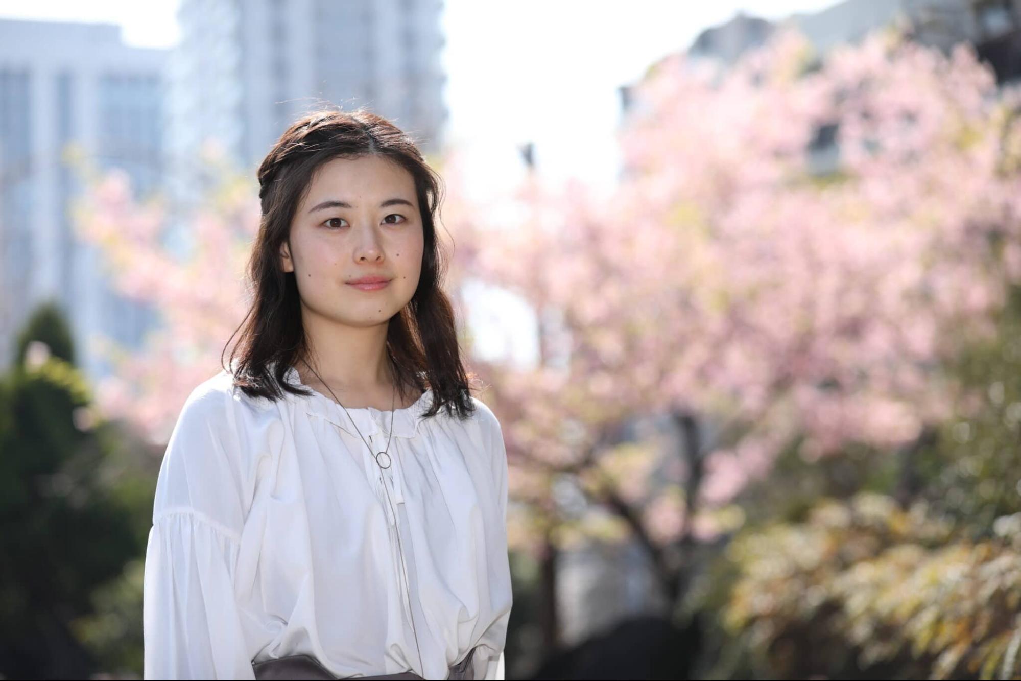 微笑む女性 桜の背景