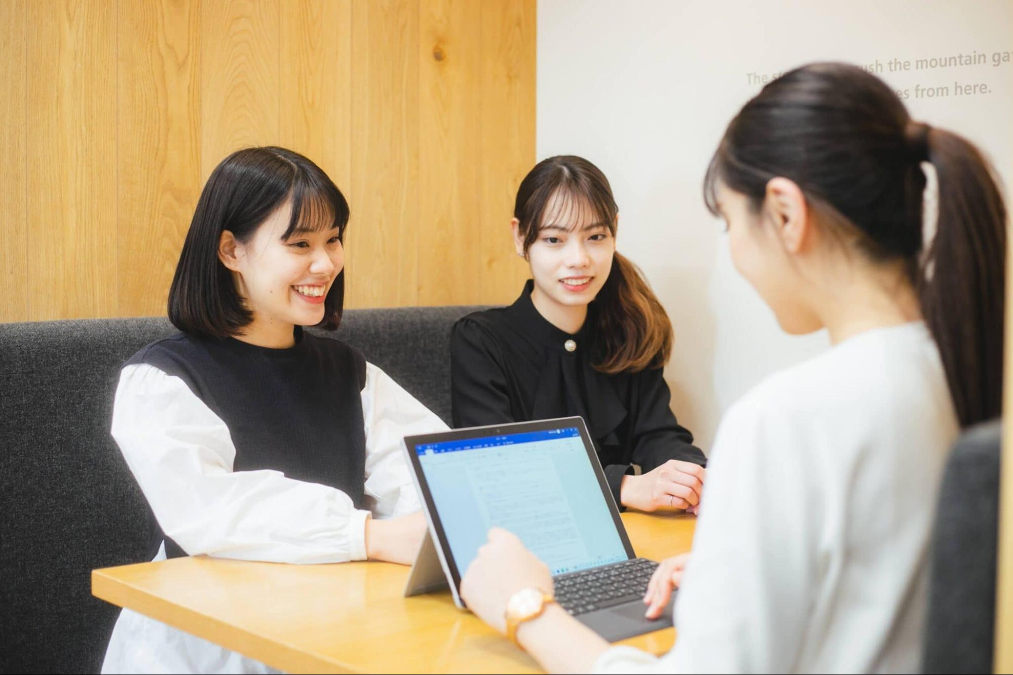 談笑する3人の就活生 女性