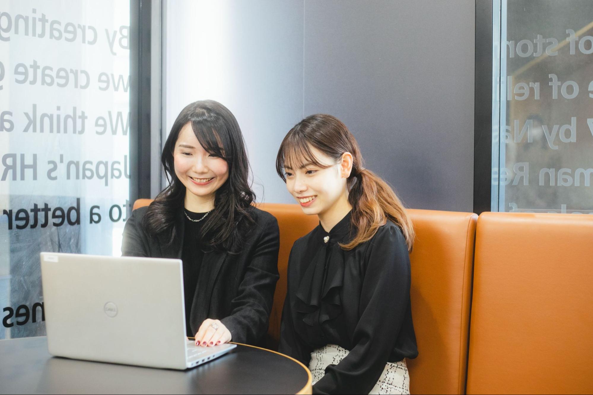 PCを見る2人の女性