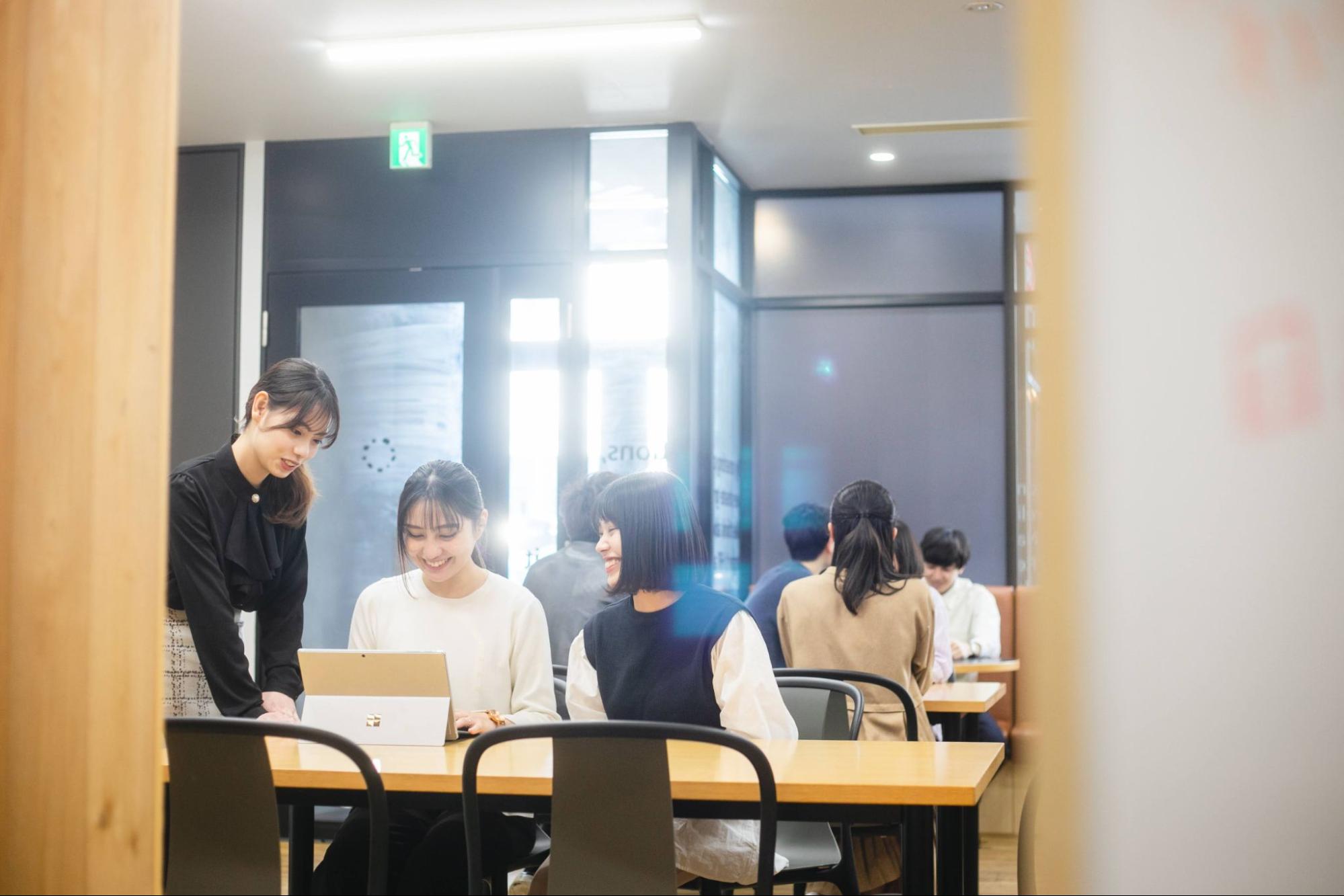 PCを見る3人の女性 就活生イメージ