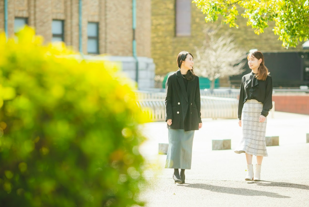 並んで歩く2人の女性