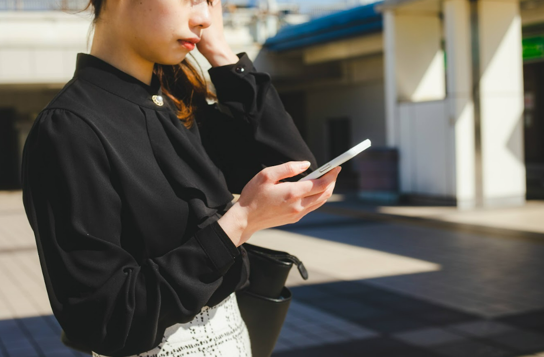 スマホを見る女性