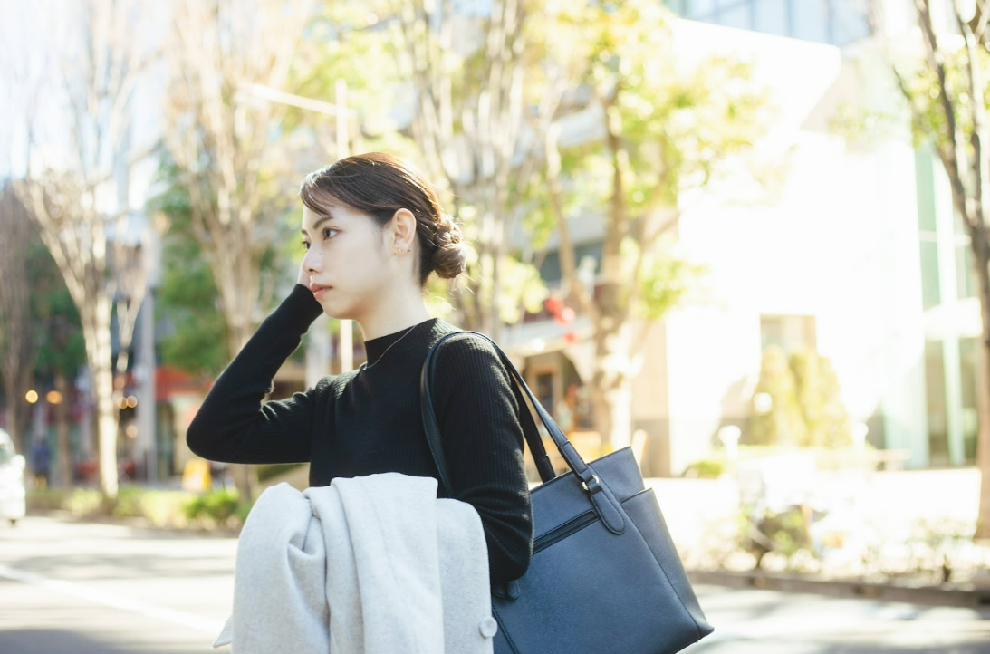 カバンを持つ女性