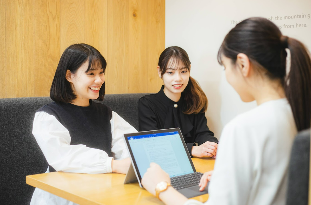 談笑する3人の就活生