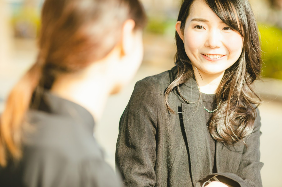 談笑する2人の女性