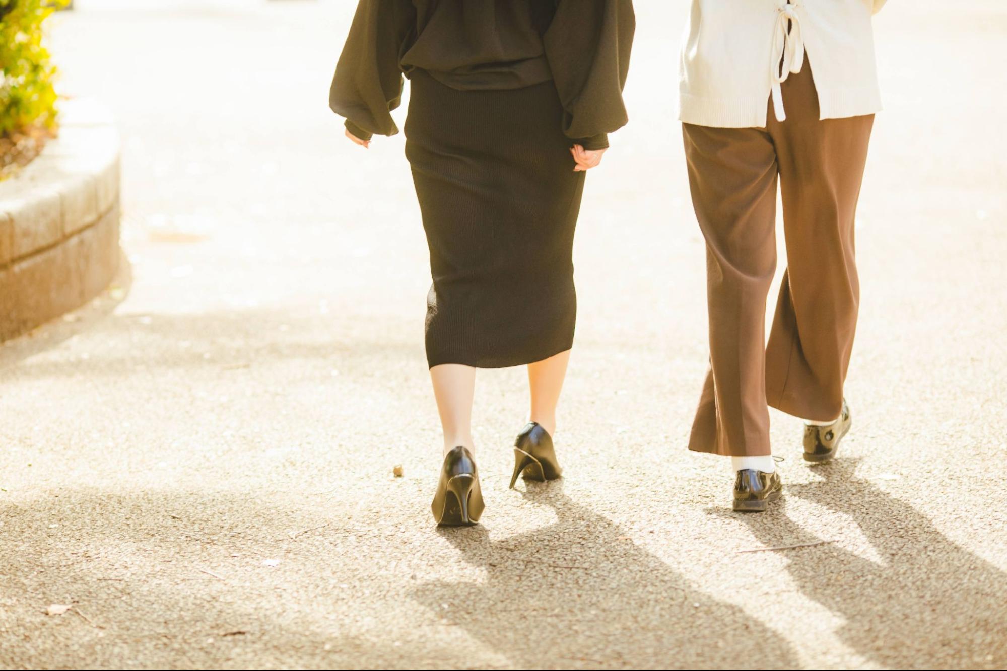 並んで歩く女性の足元