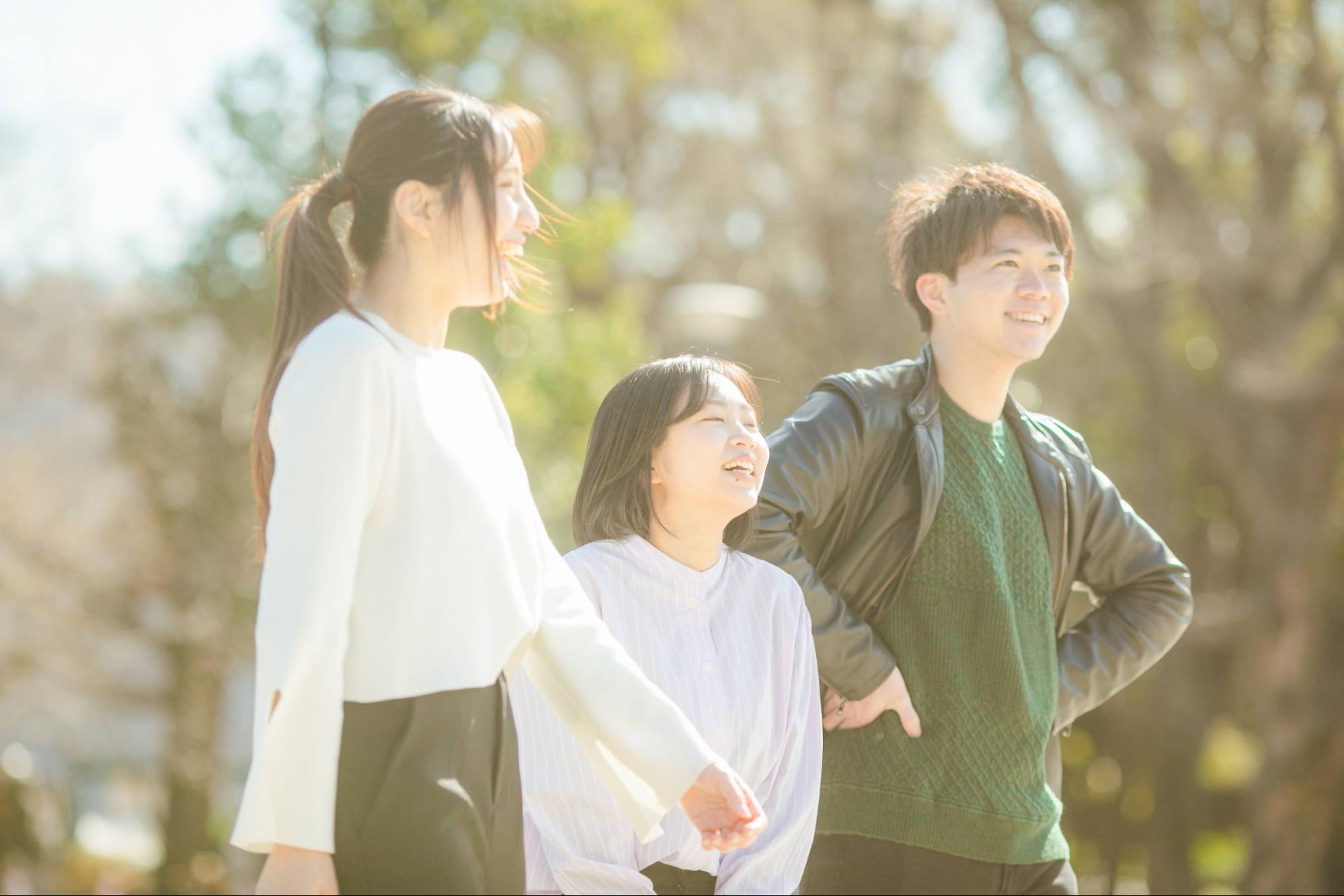 並んで歩く3人の就活生