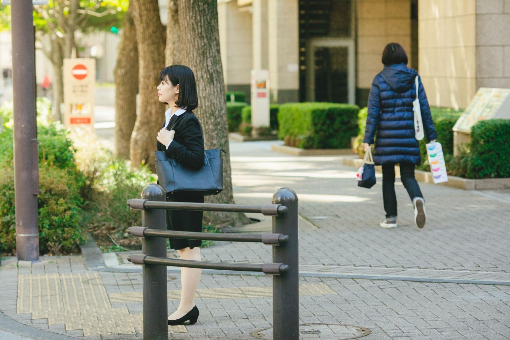 リクルートスーツ姿の就活生 信号待ち